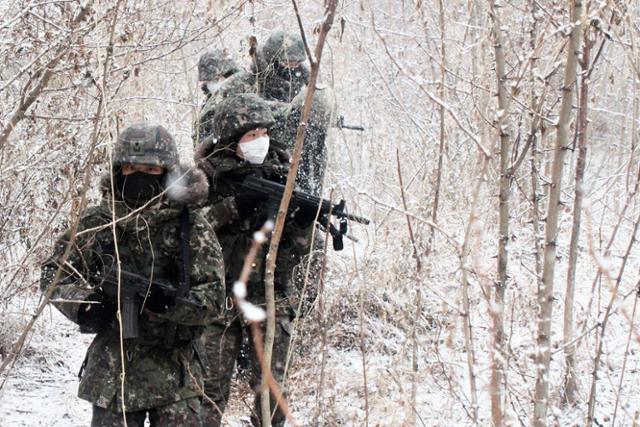 육군 50사단 장병들이 21일 경북 안동시 산악지대에서 설한지 극복 훈련을 실시하고 있다. 뉴스1