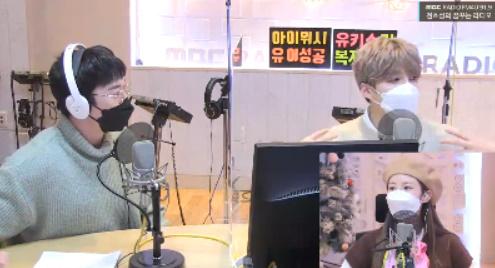 수현(오른쪽)과 훈(왼쪽)이 MBC FM4U '전효성의 꿈꾸는 라디오'에서 신곡에 대해 이야기했다. 보이는 라디오 캡처