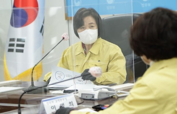 추미애 법무부 장관이 서울동부구치소에서 코로나19 대응실태 및 후속조치 계획을 보고받고 있다. 사진=뉴스1