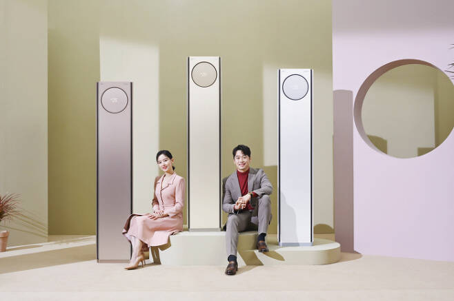 LG전자가 26일 출시한 2021년형 에어컨 신제품 ‘LG 휘센 타워’의 온라인 공개 행사 진행을 맡은 배우 강한나씨(왼쪽)와 김재원씨가 제품을 소개하고 있다. LG전자 제공
