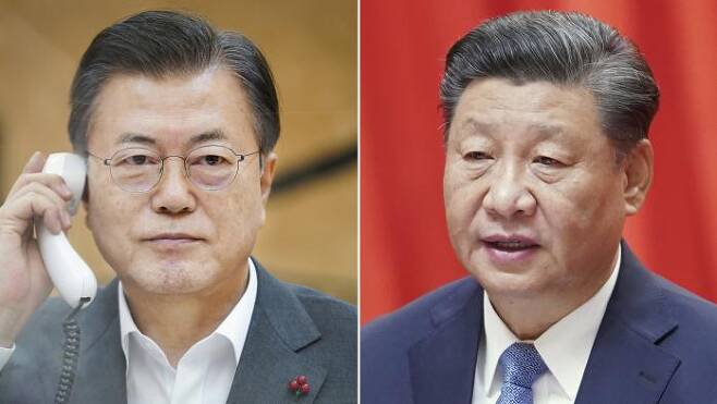 문재인 대통령(왼쪽)이 26일 오후 청와대에서 시진핑 중국 국가주석과 전화 통화하고 있다. 청와대 제공