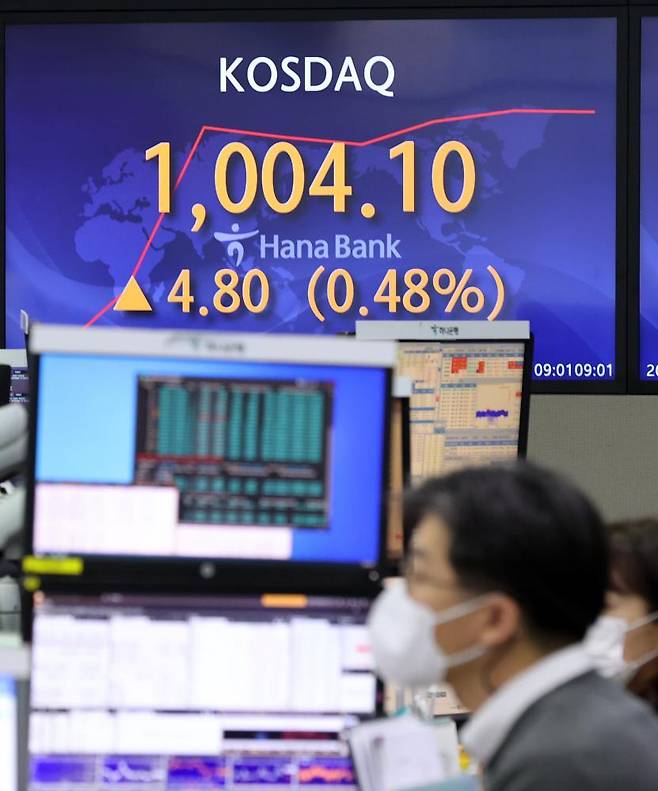An electronic signboard in the dealing room of Hana Bank in Seoul shows the tech-laden Kosdaq having risen 4.80 points, or 0.48 percent, to an intraday high of 1,004.10 on Jan. 26, 2021, surpassing the 1,000 mark for the first time since Sept. 15, 2000. (Yonhap)