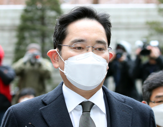 Samsung Electronics Vice Chair Lee Jae-yong enters the Seoul High Court on Jan. 18. [YONHAP]