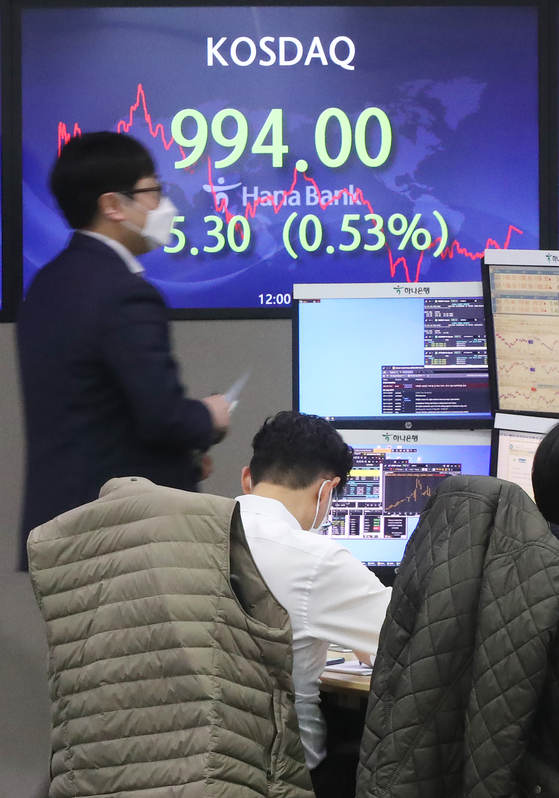 Korea's tech-heavy Kosdaq market closed at 994.00 on Tuesday, down 0.53 percent compared to the previous trading day against expectations it would close over 1,000. During intraday trading, the index reached as high as 1,007.52, but closed weaker due to heavy selling by foreign and institutional investors. [YONHAP]