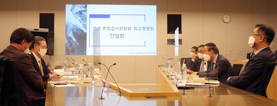 The Samsung Electronics compliance committee led by former Supreme Court Justice Kim Ji-hyung and the CEOs of seven Samsung Group companies, including Samsung Electronics, Samsung SDS and Samsung C&T, meets at the Samsung Electronics headquarters in Seocho District, southern Seoul on Tuesday. [SAMSUNG COMPLIANCE COMMITTEE]