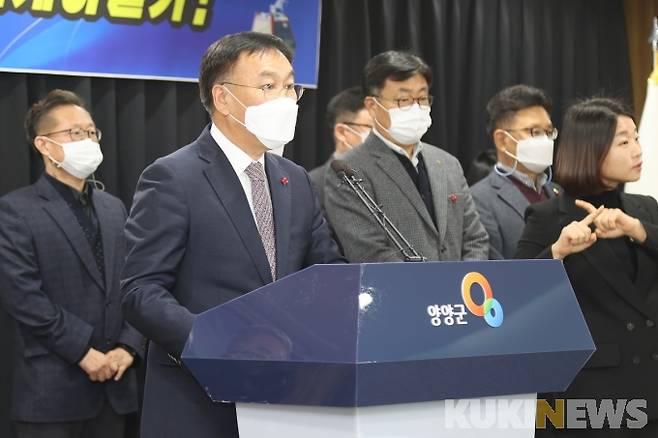 지난달 22일 김진하 양양군수는 기자회견을 열고 설악산오색케이블카 사업의 정상 추진을 촉구했다.(사진=양양군 제공)