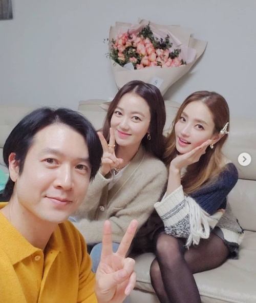 Actor Lee So-yeon has released photos of him with Han Chae-young and Jo Hyun-jae.Lee So-yeon posted a picture on his SNS with an article entitled #Same Bed, Different Dreams 2 # Good Couple # Houses # Thanks for Food.Inside the picture is a picture of Jo Hyun-jae, Han Chae-young, and Lee So-yeon gathered together.On the other hand, SBS Same Bed, Different Dreams 22, which was broadcasted on the afternoon of the 25th, was broadcasted by Han Chae-young and Lee So-yeon who visited Jo Hyun-jaes house.On this day, the two men talked about their relationship with Jo Hyun-jae and made a pleasant story.In addition, Jo Hyun-jae wife Park Min-jung had a pleasant time with them as well as delicious food treatment as well as exercise together.