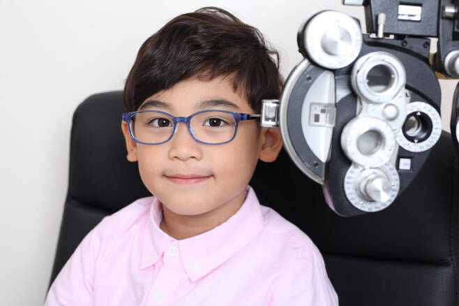 안경을 쓰는 아이는 적어도 1년에 한번은 안과검진을 받는 등 보호자가 적극적인 관리를 해줘야 한다. [사진 제공 =김안과병원]