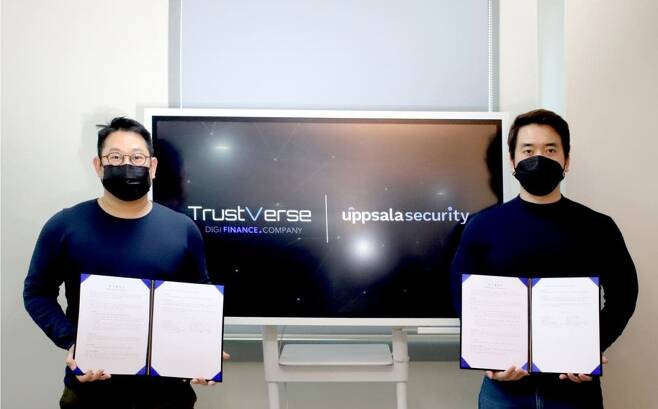 정기욱 트러스트버스 대표(사진 왼쪽)와 패트릭김 웁살라시큐리티 대표가 개인키 해킹 대응 등을 위한 협약을 맺고 있다/사진제공=웁살라시큐리티
