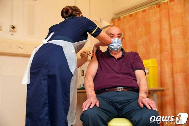 (옥스퍼드 AFP=뉴스1) 우동명 기자 = 4일(현지시간) 영국 옥스퍼드에 있는 처칠 병원에서 82세 할아버지가 옥스퍼드대·아스트라제네카가 공동개발한 코로나19 백신을 처음으로 접종받고 있다.   ⓒ AFP=뉴스1