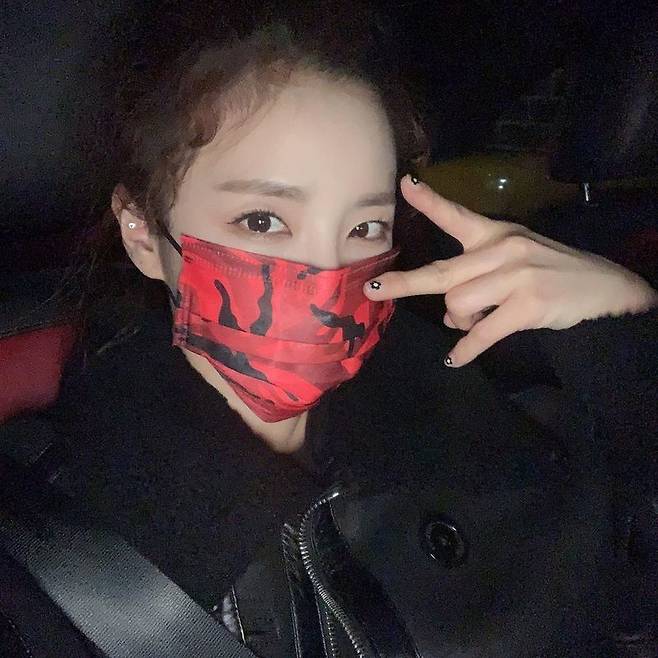 The group 2NE1-born San Daraa Park showed off an intense Mask fashion.San Daraa Park posted several photos on his Instagram on January 26 with the article Best driver Ssan!! Best driver cheap ~ article.In the open photo, Daraa Park stares at the camera wearing an intense red Mask in the car.The lovely beauty, which is not hidden even in the face that is more than half covered with Mask, catches the eye.Earlier, San Daraa Park had recently been caught in a state of swollen necks and had fans concerns, but unlike his worries, he was relieved by his bright appearance.Meanwhile, San Daraa Park is currently appearing on STATV Idol League Season 3 and MBC Everlon Video Star.Lee Su-min on the news
