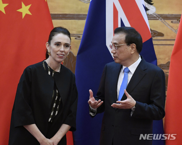 【베이징=AP/뉴시스】중국을 방문한 저신다 아던(왼쪽) 뉴질랜드 총리가 1일(현지시간) 베이징 인민대회당에서 열린 한 서명식에 참석해 리커창 중국 국무원 총리와 얘기를 나누고 있다. 리 총리는 아던과의 회담에서 중국 통신장비 사용 문제와 관련해 뉴질랜드에 "공정하고 투명하며 편한" 투자환경을 제공할 것을 촉구했다.앞서 뉴질랜드가 남태평양 지역에서 중국의 영향력 확대에 우려를 표하고, 5세대(5G) 모바일 네트워크 구축 사업에 화웨이를 배제하겠다고 발표하면서 긴장 국면이 조성된 바 있다. 2019.04.01.