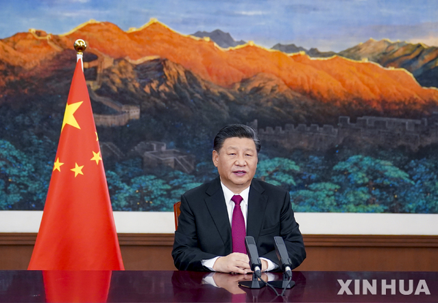 [베이징=신화/뉴시스]시진핑 중국 국가주석이 25일 화상으로 열린 세계경제포럼(WEF·다보스 포럼) '다보스 의제' 회의 특별연설을 통해 다자주의 실천을 강조하고 있다. 2021.1.25.