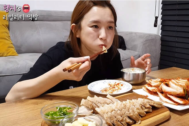 김치와 수육을 먹는 햄지. 햄지 유튜브 채널 먹방