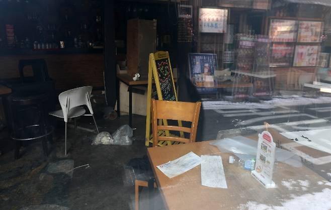 10일 서울 용산구 이태원 거리에 휴,폐업한 상가의 모습. 이태원 관광특구협회와 이태원 상인회 등에 속한 자영업자들은 코로나19 여파로 일대 상인들이 존폐의 기로에 서 있다고 밝히고, 정부가 방역과 함께 오후 9시 이후 운영 및 보상 정책을 마련할 것을 촉구했다. 이한형 기자