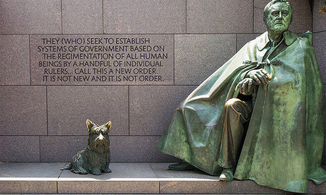 닐 에스턴이 제작한 루스벨트 대통령의 모습. 1997년 기념관의 완공과 함께 공개된 이 조각은 프랭클린 D 루스벨트 대통령이 앉아있는 휠체어를 교묘하게 감추고 있다.