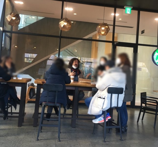 김어준씨가 TBS 라디오 ‘김어준의 뉴스공장’ 제작진들과 함께 서울 한 카페에서 대화를 나누고 있는 모습. 인터넷 커뮤니티 캡처