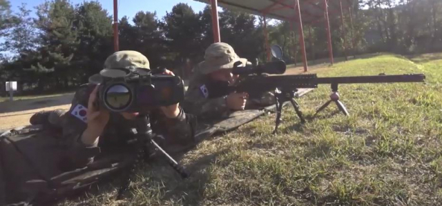 보병부대의 저격수(오른쪽)와 관측수가 저격소총과 관측경을 운용하고 있다. /사진제공=방사청