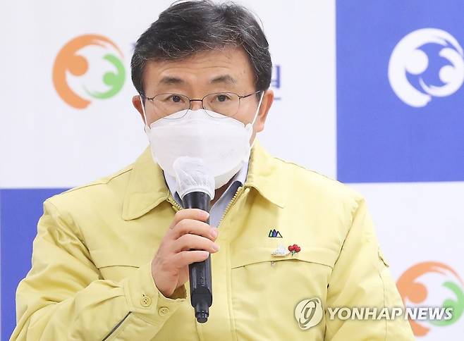 인사말 하는 권덕철 장관 (평택=연합뉴스) 홍기원 기자 = 권덕철 보건복지부 장관이 26일 오후 신종 코로나바이러스 감염증(코로나19) 거점전담병원인 경기도 평택시 박애병원을 방문해 인사말을 하고 있다. 2021.1.26 xanadu@yna.co.kr