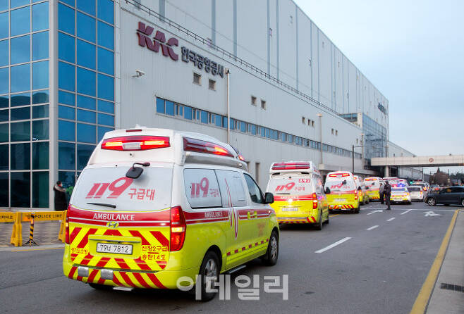 119 구급대 차량이 김포공항으로 구급차들이 들어가고 있다.(사진=노진환 기자)