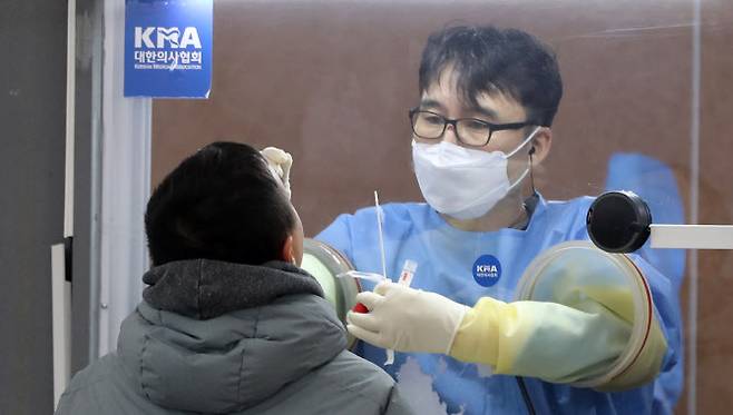 전 세계 신종 코로나바이러스 감염증(코로나19) 양성 판정을 받은 누적 확진자가 1억 명을 넘어선 지난 26일 오전 서울광장에 마련된 임시선별검사소를 찾은 시민이 검사를 받고 있다.(사진=이데일리)