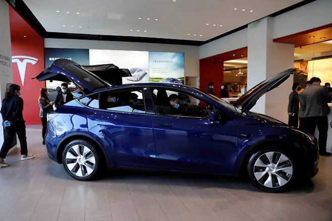 지난 5일 중국 베이징 테슬라 쇼룸에서 방문객이 중국에서 생산된 ‘모델Y’ SUV를 보고 있다. (사진=로이터)