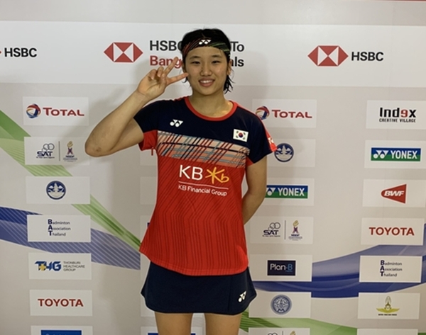 여자 단식 세계랭킹 9위 안세영이 태국 방콕에서 열린 HSBC 세계배드민턴연맹(BWF) 월드 투어 파이널 2020 조별리그 1차전에서 세계랭킹 10위 미셸 리(캐나다)를 꺾었다. [사진=대한배드민턴협회 제공]