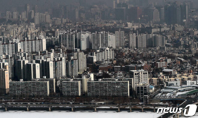 이날 서울 여의도 63빌딩에서 바라본 마포구 아파트단지.  /뉴스1 © News1 박세연 기자