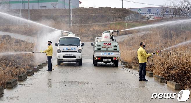 농협진천군지부와 진천축협이 이월면 미호천 철새도래지에서 AI 방역 활동을 전개했다.(농협진천군지부 제공)© 뉴스1