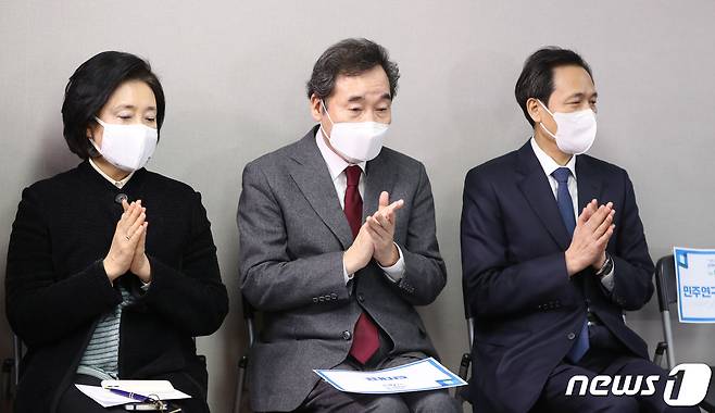 이낙연 더불어민주당 대표(가운데)가 27일 오후 정책엑스포 in 서울 행사가 열린 서울 여의도 서울시당사에서 서울시장 보궐선거에 출마한 박영선 전 중소벤처기업부장관(왼쪽), 우상호 의원과 함께 박수를 치고 있다. 2021.1.27/뉴스1 © News1 박세연 기자