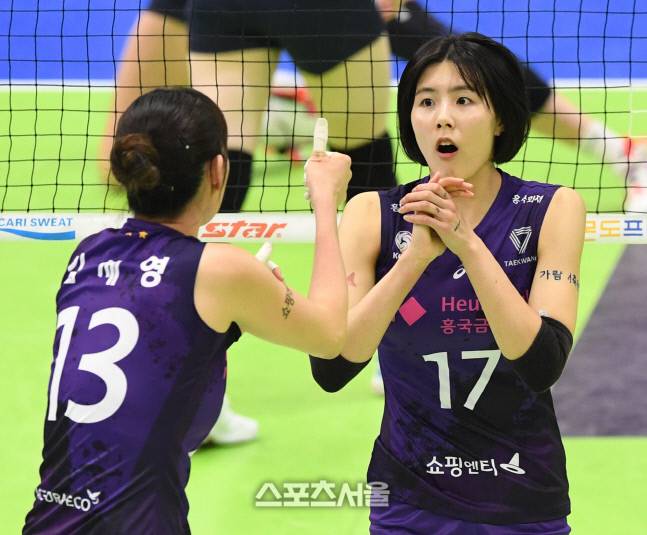 흥국생명 이재영이 29일 경기도 수원실내체육관에서 진행된 현대건설과의 경기에서 강타로 득점 뒤에 기뻐하고있다. 2020.12.29. 김도훈기자 dica@sportsseoul.com