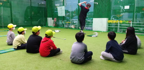 골프 전문강사가 어린이 회원들에게 직접 스윙 폼을 시범 보이고 있다. 스포플 제공