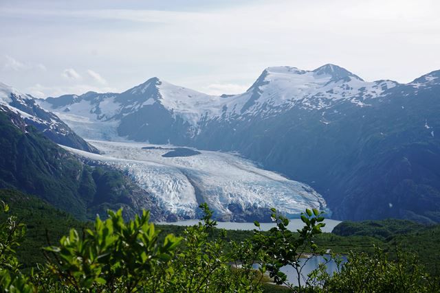 바이든 대통령은 기후변화에 적극적으로 대응하겠다고 선거 기간 동안 공약했다. 사진은 지구 온난화로 인해 빠른 속도로 줄어들고 있는 알래스카의 포티지 빙하./로이터 연합뉴스
