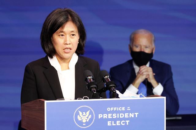 작년 12월 11일 신임 미국무역대표부(USTR) 대표로 지명된 캐서린 타이가 바이든 당선자 앞에서 기자 회견을 하고 있다. 대만계 출신으로 중국에 대해 강경책을 쓰고 있다./로이터 연합뉴스