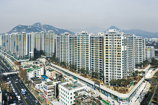 2020년 전국 집값이 14년 만에 가장 큰 폭으로 상승했다. 사진은 서울 강북권 아파트 단지.