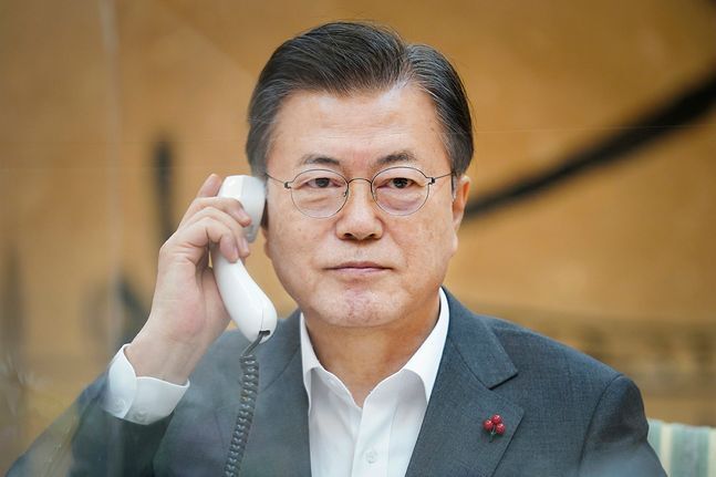 문재인 대통령이 26일 오후 시진핑 중국 국가주석과 전화 통화를 하고 있다. ⓒ청와대