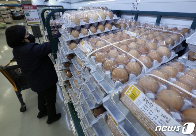20일 서울의 한 대형마트에서 시민들이 달걀을 고르고 있다. 2021.1.20/뉴스1 © News1
