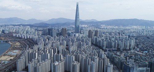 서울 송파구 일대에 아파트들이 우뚝 솟아 있다. <연합뉴스>