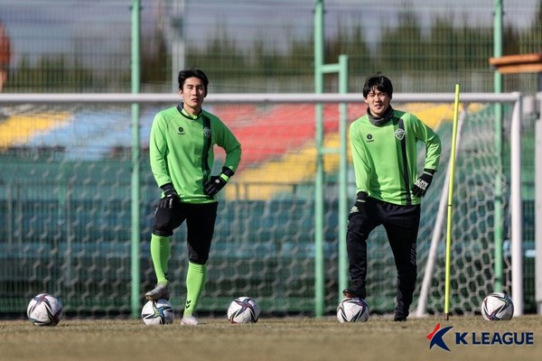 이용, 최철순(왼쪽부터, 전북현대). 한국프로축구연맹