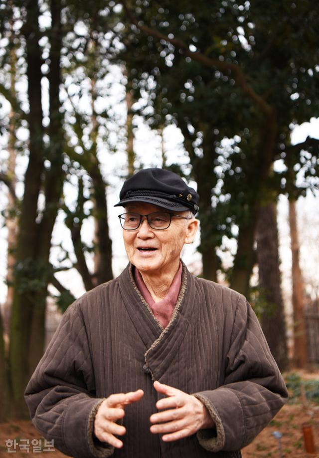 이삼우 기청산식물원 원장이 나무마다 얽힌 그의 철학을 풀어내고 있다.