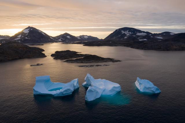 2019년의 이상 온난 기후로 그린란드의 얼음이 기록적으로 녹아 내려 그 양은 캘리포니아주를 1.25m 이상의 물로 덮을 정도라는 연구 결과가 지난해 8월 20일 발표됐다. 사진은 2019년 8월 16일 그린란드 쿨루스크 인근에 떠다니는 빙하의 모습. 새크라멘토=AP 뉴시스