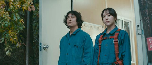 영화 '나는 나를 해고하지 않는다'에서 송전탑 정비 노동자 충식(오정세, 왼쪽)은 본청에서 파견 온 정은(유다인)이 회사와 싸워나갈 수 있도록 돕는다. 영화사진진 제공