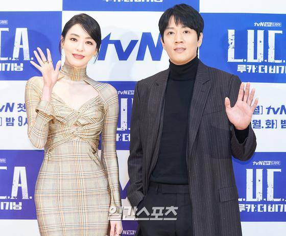 배우 이다희와 김래원이 27일 오후 온라인 생중계로 진행된 tvN 새 월화극 '루카: 더 비기닝' 제작발표회에 참석해 포즈를 취하고 있다. ‘루카 : 더 비기닝’(연출 김홍선)은 특별한 능력 때문에 쫓기게 된 지오(김래원)가 유일하게 그를 기억하는 강력반 형사 구름(이다희)과 함께 거대한 음모에 맞서는 스펙터클 추격 액션극으로 김래원, 이다희, 김성오, 김상호, 박혁권 등이 열연한다. 2월 1일 첫 방송. 〈사진=tvN 제공〉 김진경 기자 kim.jinkyung@jtbc.co.kr/2021.01.27/