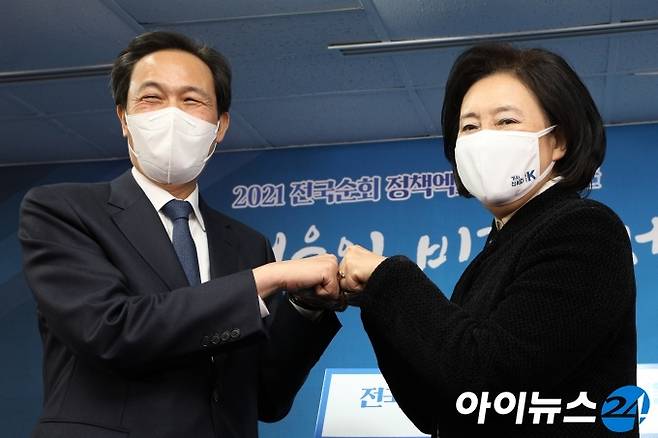 서울시장 보궐선거에 출마한 우상호 의원, 박영선 전 장관이 27일 서울 여의도 더불어민주당 서울시당에서 열린 '민주당 정책 엑스포 in 서울'에서 기념촬영을 하고 있다.