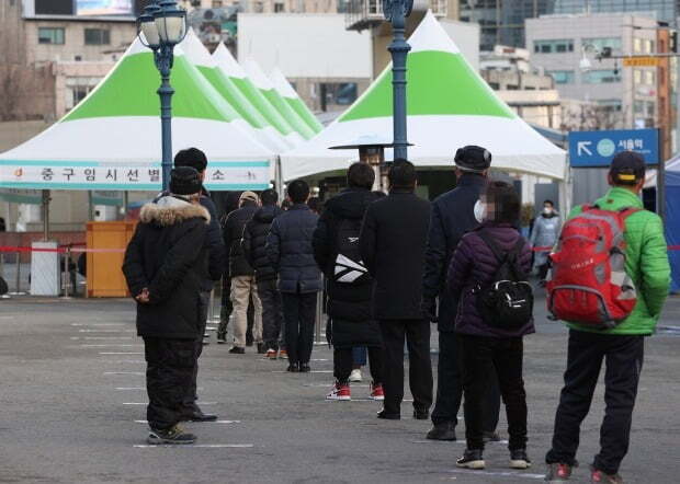 27일 오전 서울역광장에 설치된 임시선별진료소에서 시민들이 검사를 받기 위해 줄을 서고 있다. /사진=연합뉴스