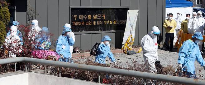코로나19 확진 판정을 받은 광주 TCS국제학교 합숙생과 교직원들이 27일 낮 생활치료센터 입소를 위해 이동하고 있다. 연합뉴스