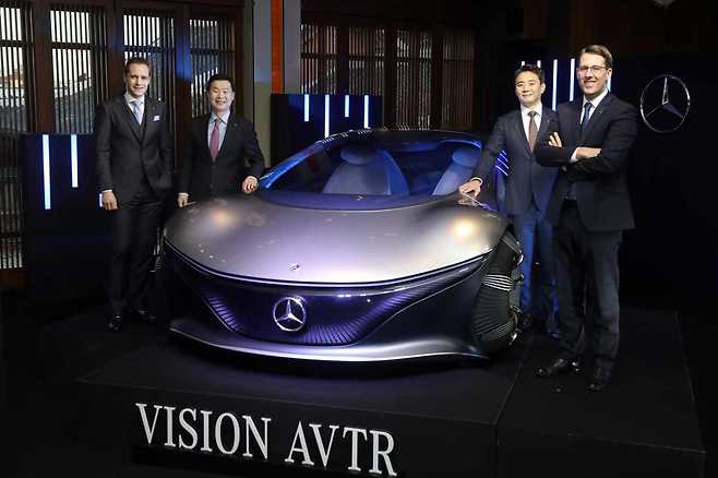Mercedes-Benz Korea CEO Thomas Klein (far right) and executives pose next to Mercedes-Benz Vision AVTR in an online press conference on Wednesday. (Mercedes Benz Korea)