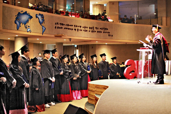 박영 목사(오른쪽)가 2018년 1월 수원 예수마을셀교회의 셀교회 제자학교 32기 졸업식에서 설교하고 있다.