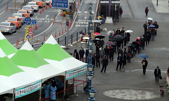 26일 오전 서울역광장에 설치된 임시선별진료소에서 시민들이 검사시작을 기다리며 줄을 서 있다. 연합뉴스