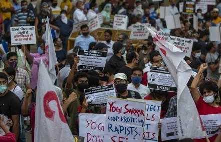 지난해 10월 인도 뉴델리에서 우타르프라데시주 집단 성폭행 사건 관련 항의 시위가 일어났다. AP 연합뉴스